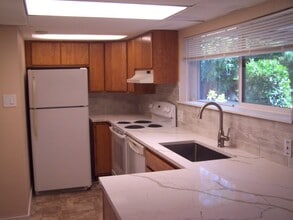 7451 NE 146th St, Unit Finn Hill in Kenmore, WA - Building Photo - Building Photo