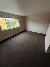 14815 Euclid Ave in East Cleveland, OH - Foto de edificio - Building Photo