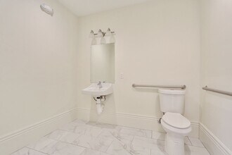 4999 Burgundy St in New Orleans, LA - Foto de edificio - Building Photo