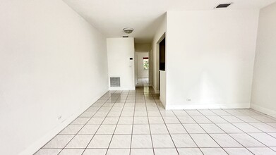 3251 SW 23rd Ter in Miami, FL - Building Photo - Building Photo