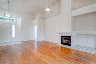 1810 Crestwood Ave in Manteca, CA - Foto de edificio - Building Photo