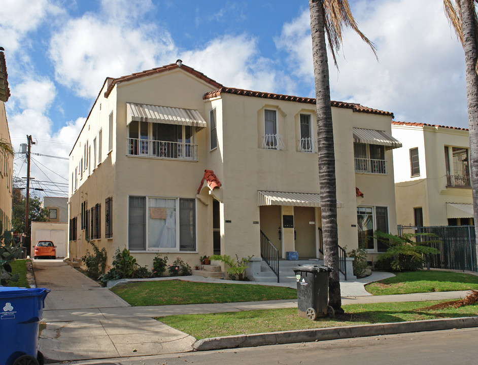 425 N Genesee Ave in Los Angeles, CA - Building Photo