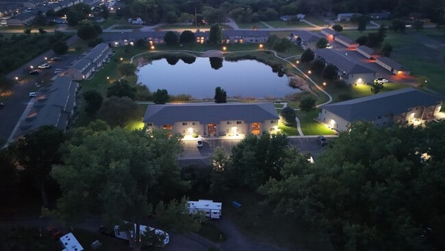 1026 Western Ave in Brookings, SD - Foto de edificio - Building Photo