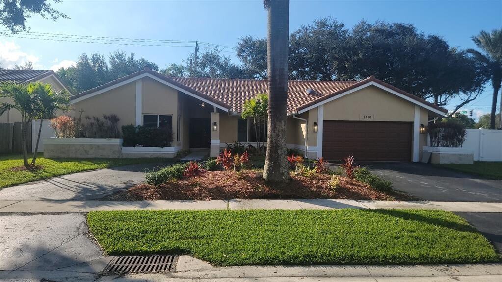 1191 NW 101st Way in Plantation, FL - Building Photo