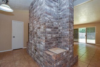 8515 Riverside Walk Ln in Houston, TX - Foto de edificio - Building Photo