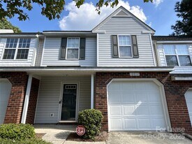 10012 University Park Ln in Charlotte, NC - Building Photo