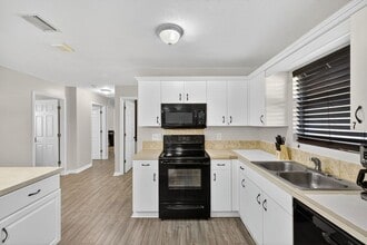 3001 Skyline Blvd in Cape Coral, FL - Building Photo - Building Photo