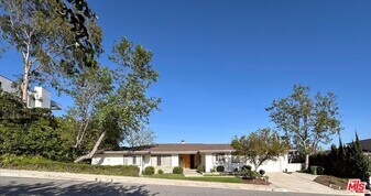 1212 Roberto Ln in Los Angeles, CA - Building Photo