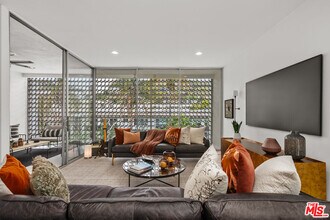 7960 Selma Ave in Los Angeles, CA - Building Photo - Building Photo