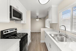 Melrose Manor Apartments - Riverside, CA in Riverside, CA - Building Photo