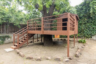 5326 Leghorn Ave in Van Nuys, CA - Foto de edificio - Building Photo