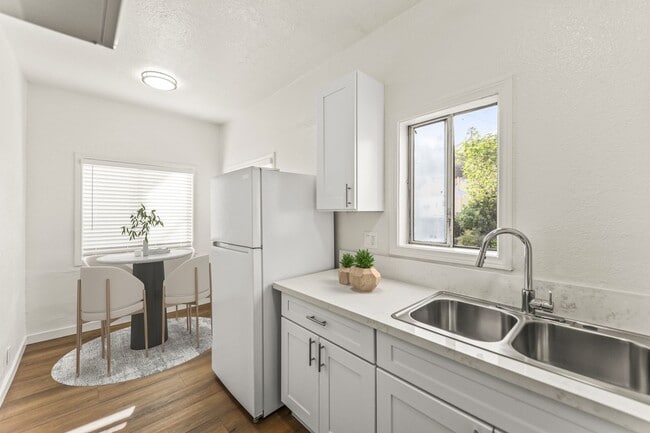 5391 Huntington Dr, Unit Unit 210 in Los Angeles, CA - Building Photo - Building Photo