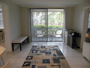 744 Executive Center Dr in West Palm Beach, FL - Building Photo - Building Photo