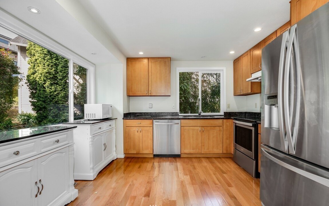 14503 SE 47th Pl in Bellevue, WA - Building Photo