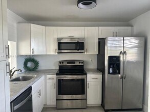 3905 N Nob Hill Rd in Sunrise, FL - Building Photo - Building Photo