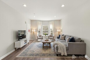 102 Forest Dr in Piscataway, NJ - Building Photo