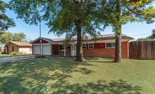 411 Yorkshire Dr in Euless, TX - Building Photo - Building Photo