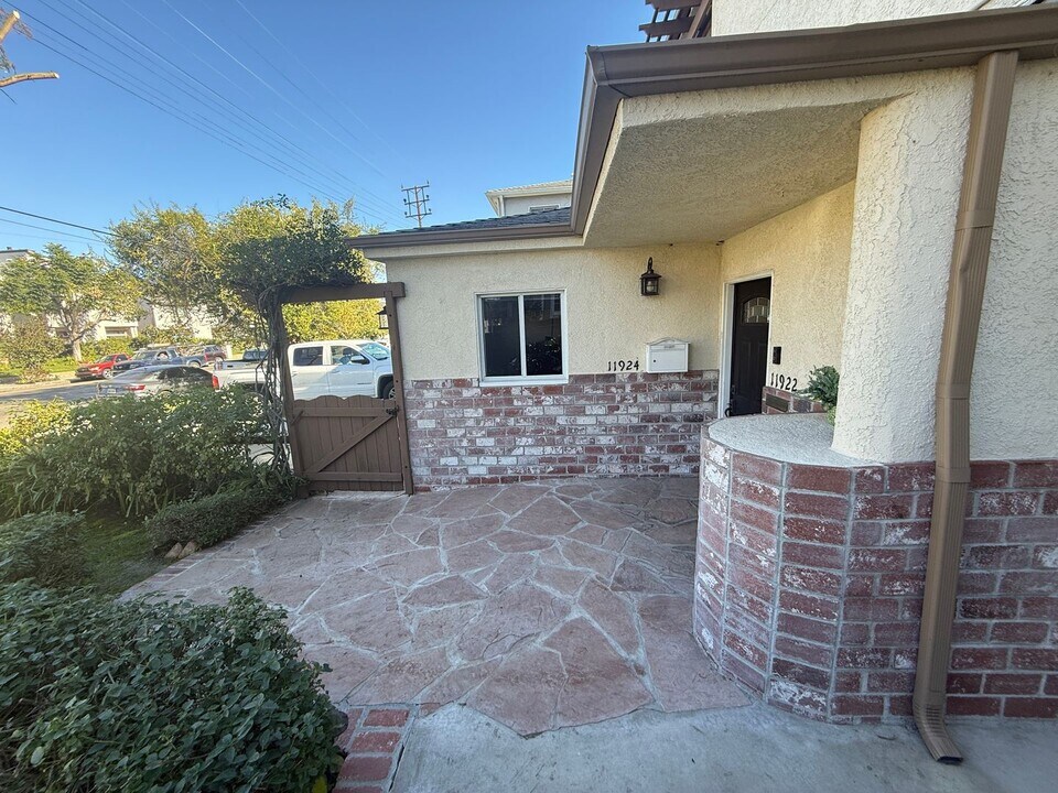 11924 Magnolia Blvd in Los Angeles, CA - Building Photo