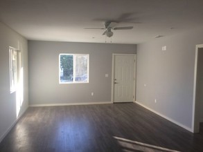 821 W 43rd Pl in Los Angeles, CA - Building Photo - Interior Photo