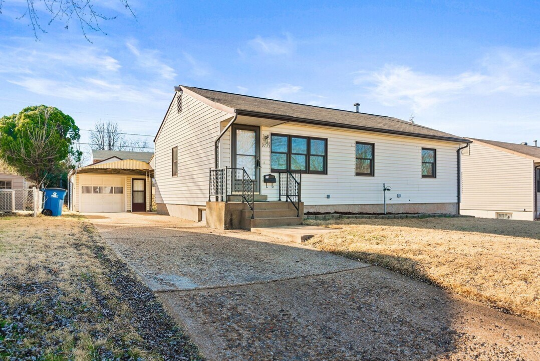 9735 Shuffle Dr in St. Louis, MO - Building Photo