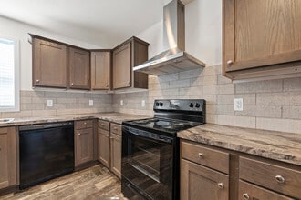 11431 N Lake Dr in Fenton, MI - Foto de edificio - Building Photo