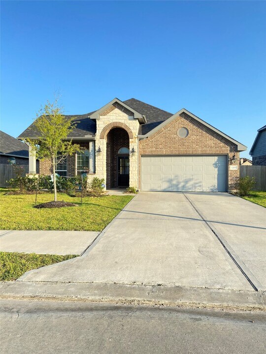 12106 Champion's Frst Dr in Mont Belvieu, TX - Foto de edificio