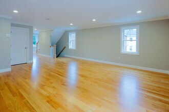 63 Bacon St, Unit 2 in Waltham, MA - Foto de edificio - Building Photo
