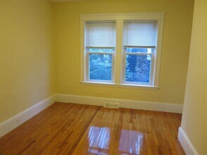 33 Lewis St, Unit 1 in Somerville, MA - Building Photo - Building Photo