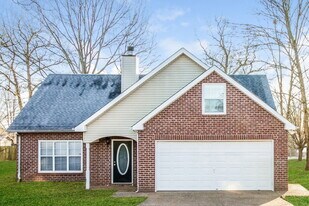 688 Hollandale Rd in La Vergne, TN - Building Photo