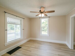 1638 B Ave NE in Cedar Rapids, IA - Building Photo - Building Photo