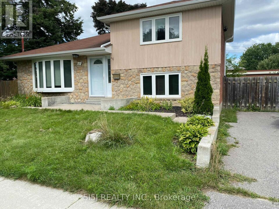 251 Lupin Dr in Whitby, ON - Building Photo