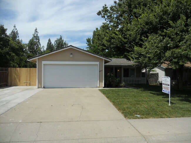 6805 Harlequin Way in Sacramento, CA - Building Photo - Building Photo