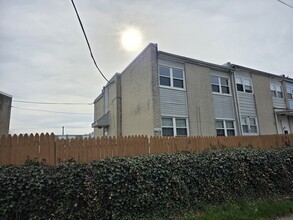3418 Ashfield Ln, Unit 2 in Philadelphia, PA - Foto de edificio - Building Photo