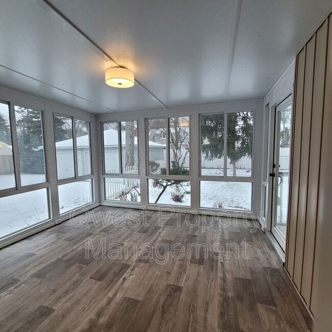 2220 Monroe Ave NW in Grand Rapids, MI - Building Photo - Building Photo