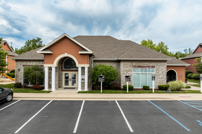 Bee Creek Apartment Homes in Branson, MO - Foto de edificio - Building Photo