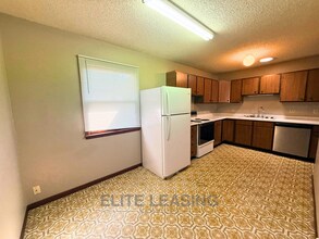 5705 SW 28th Terrace in Topeka, KS - Foto de edificio - Building Photo