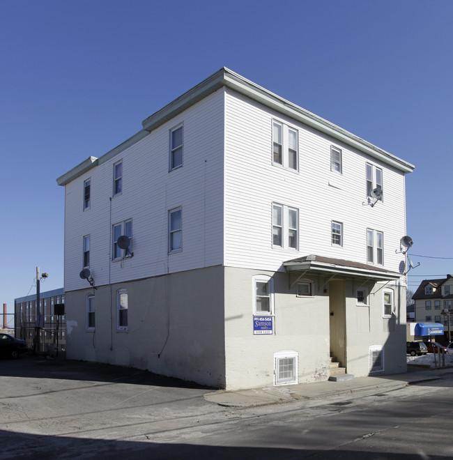 27 Sylvian St in Central Falls, RI - Foto de edificio - Building Photo