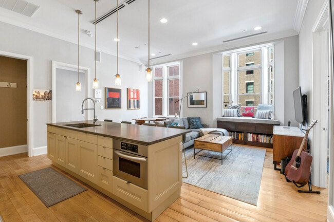 421 Chestnut St, Unit 404 in Philadelphia, PA - Building Photo - Building Photo