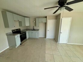 4020 N Scenic Hwy, Unit 102 in Lake Wales, FL - Building Photo