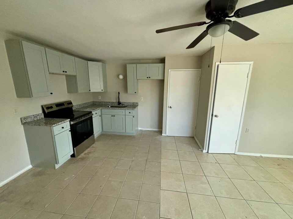 4020 N Scenic Hwy, Unit 102 in Lake Wales, FL - Building Photo
