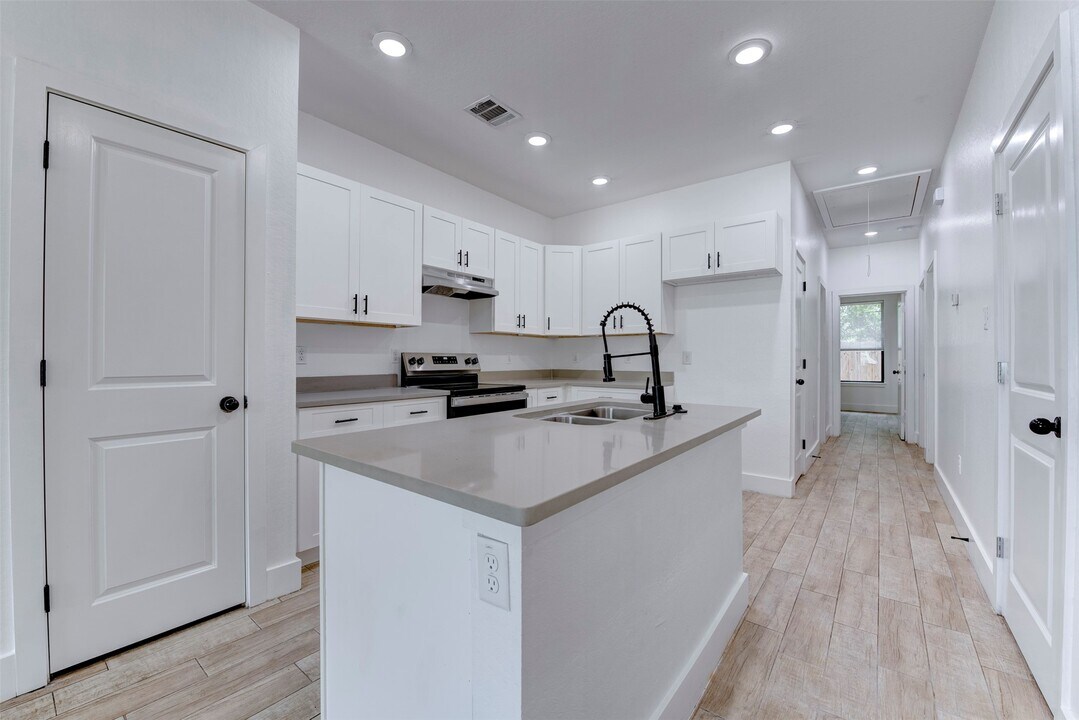 5121 Southwind St in Houston, TX - Building Photo