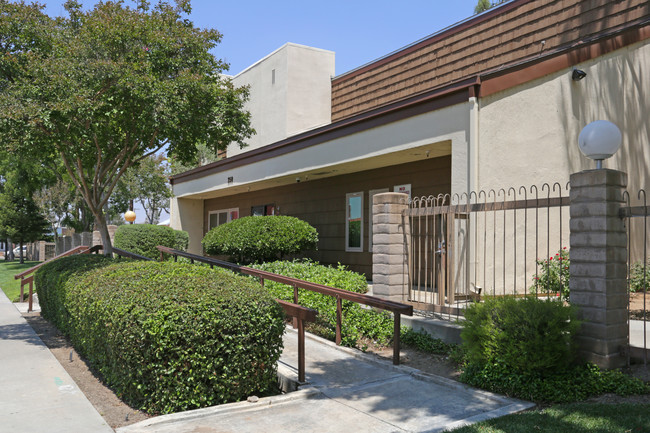 Santa Fe Plaza in Porterville, CA - Foto de edificio - Building Photo