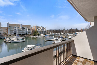105 Harbor Dr in Stamford, CT - Building Photo - Building Photo