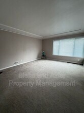 7303 SE Madison St in Portland, OR - Building Photo - Building Photo