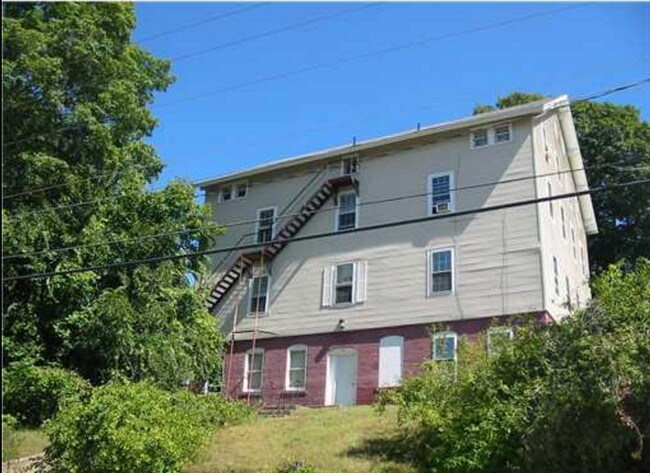 20 Willington Ave in Stafford Springs, CT - Foto de edificio - Building Photo