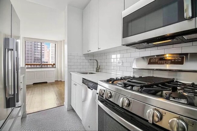 245 E 44th St in New York, NY - Building Photo - Building Photo