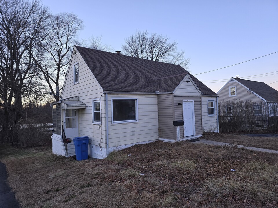 34 Decicco Rd in Waterbury, CT - Building Photo