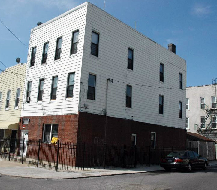 88-28 75th St in Jamaica, NY - Building Photo