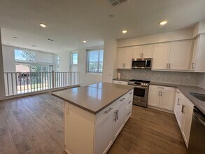 10462 Harlow Cir in San Diego, CA - Foto de edificio - Building Photo