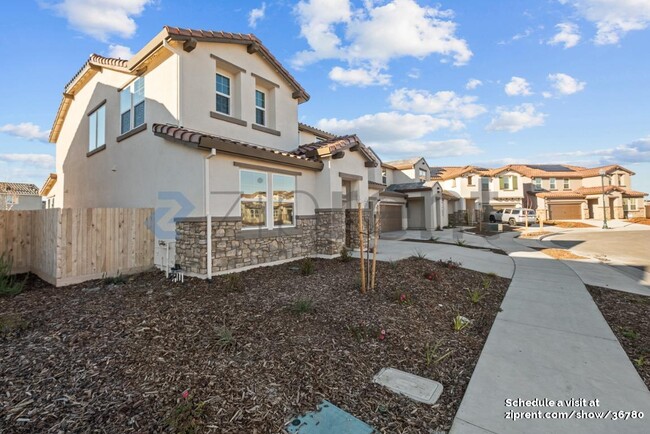 15889 Mavericks Ln in Lathrop, CA - Foto de edificio - Building Photo